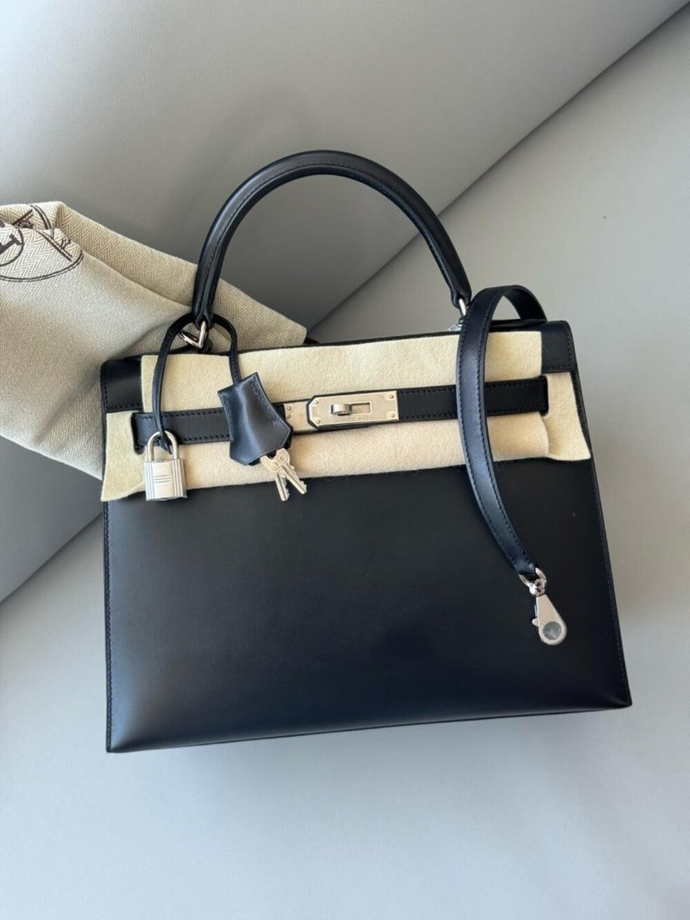 HERMÈS Box Leather Noir Sellier Kelly 28 PHW Stamp D (2019)